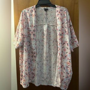 Torrid white floral short sleeve open Kimono size 00